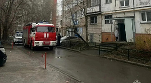 В Челябинске спасли выбравшуюся из окна пятиэтажки маленькую девочку