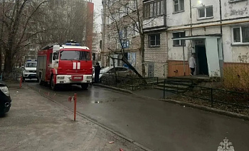 В Челябинске спасли выбравшуюся из окна пятиэтажки маленькую девочку