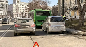 Авария с участием двух иномарок и автобуса парализовала движение в Челябинске