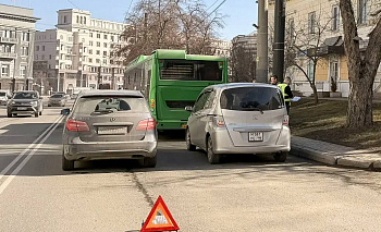 Авария с участием двух иномарок и автобуса парализовала движение в Челябинске