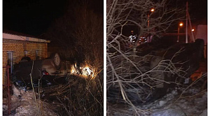 Опрокинувшийся автомобиль снес забор жилого дома в Магнитогорске