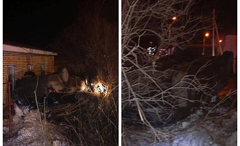 Опрокинувшийся автомобиль снес забор жилого дома в Магнитогорске