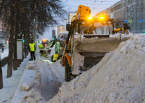 Почти 200 единиц спецтехники расчищают от снега трассы Челябинской области