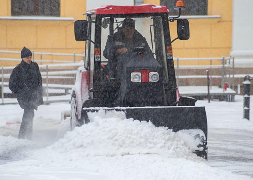 Более 200 единиц техники вывели на уборку Челябинска после сильного снегопада
