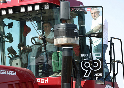 Алексей Текслер сел за руль белорусского комбайна на уборке урожая в Беларуси