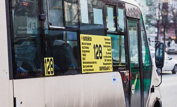 Маршрутка с пассажирами протаранила столб в Челябинске