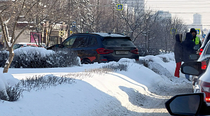 BMW вынесло на разделительную полосу после ДТП у ЮУрГУ в Челябинске