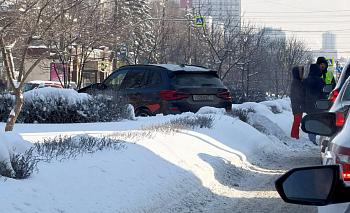 BMW вынесло на разделительную полосу после ДТП у ЮУрГУ в Челябинске