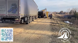 Грузовик протаранил трактор с зерном в Челябинской области