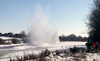 На реке в Варне спасатели ослабили лёд взрывами