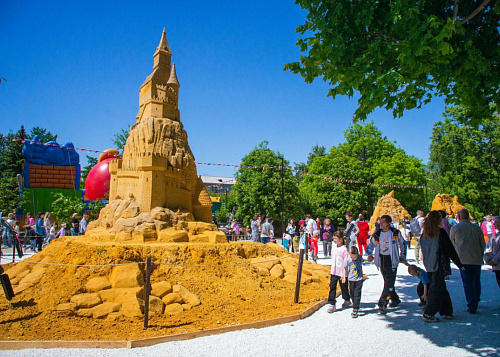 В Челябинске закрывается выставка песочных скульптур