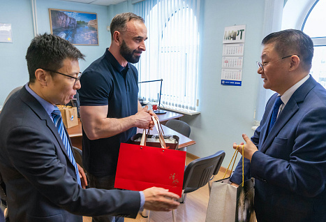 Свитер с душой: челябинский подарок покорил китайского генконсула