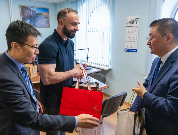 Свитер с душой: челябинский подарок покорил китайского генконсула