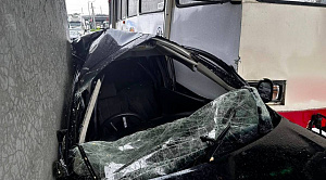 Трамвай вжал автомобиль в опору моста в Челябинске