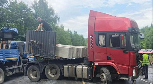 Грузовик с фундаментными блоками врезался в отбойник на М5 в Челябинской области