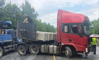Грузовик с фундаментными блоками врезался в отбойник на М5 в Челябинской области