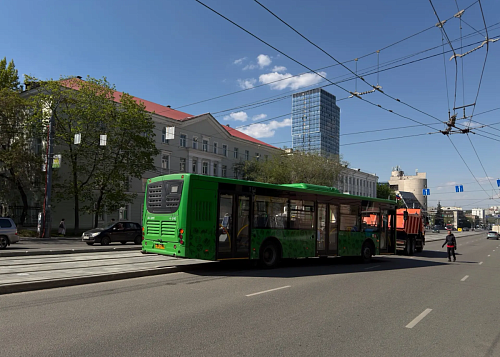 Автобус вылетел на рельсы в центре Челябинска