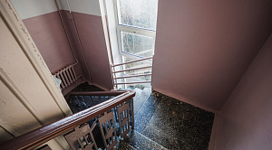 В пятиэтажке Челябинска частично обрушилась лестница