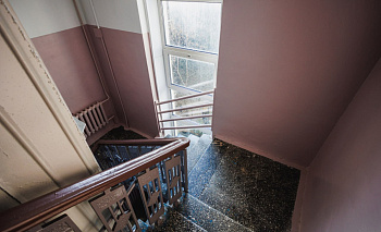 В пятиэтажке Челябинска частично обрушилась лестница