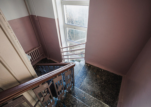 В пятиэтажке Челябинска частично обрушилась лестница