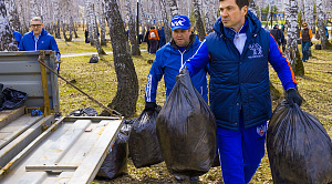 Мэр показал пример и не стал ждать субботы — субботник начался в четверг