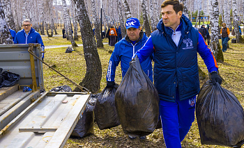 Мэр показал пример и не стал ждать субботы — субботник начался в четверг