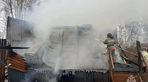В Челябинской области огнеборцы не дали огню уйти с бани