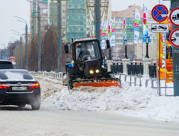 Почти 600 рабочих и 267 машин чистят Челябинск от снега