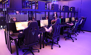 Олимпийский чемпион посетил в Челябинске один из лучших фиджитал-центров РФ