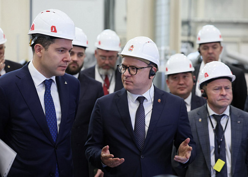 Алексей Текслер показал министру Антону Алиханову уникальный завод роботов