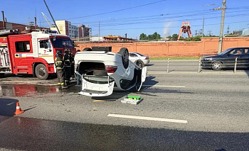 Перевернутый Volkswagen без водителя обнаружили посреди тракта в Челябинске 
