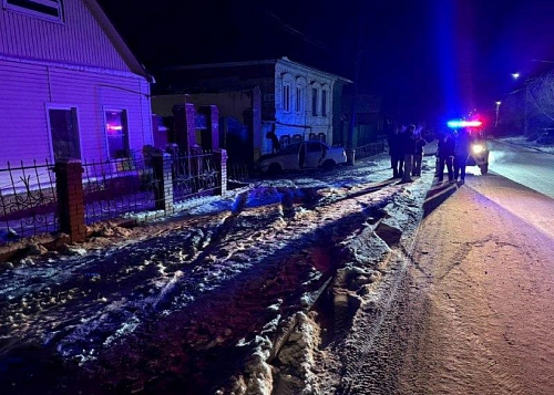 «Лада» с 18-летним водителем врезалась в дом в Челябинской области