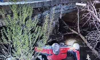 В Златоусте легковой автомобиль сорвался с моста в реку