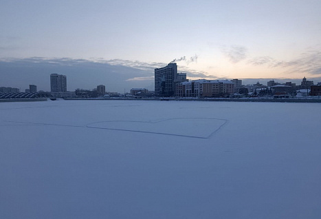 Челябинцы вытоптали огромные сердца на льду реки Миасс 