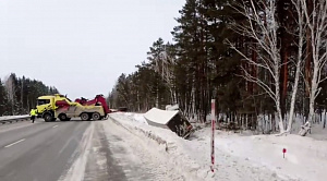 Проезд по трассе в Челябинской области ограничили из-за фуры в кювете