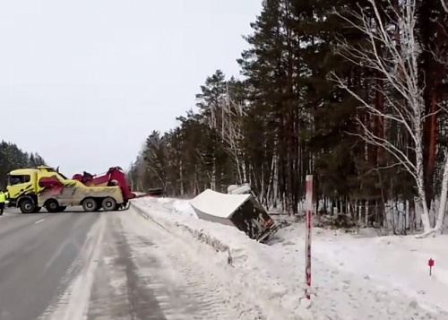 Проезд по трассе в Челябинской области ограничили из-за фуры в кювете