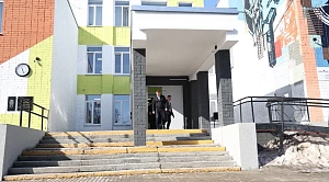 Алексей Текслер посетил обновлённую школу в селе Миасском