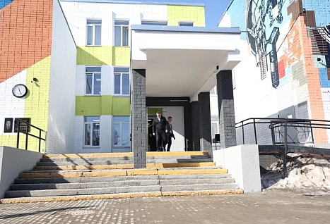 Алексей Текслер посетил обновлённую школу в селе Миасском