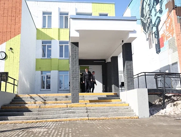 Алексей Текслер посетил обновлённую школу в селе Миасском