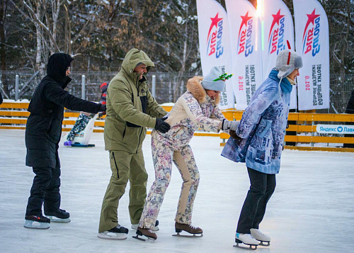 Праздник на льду: главные фото открытия зимнего катка в челябинском парке Гагарина