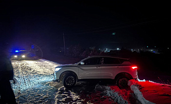 Челябинские инспекторы спасли водителя, застрявшего в сугробе после аварии