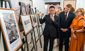 В самом сердце Челябинска открыли фотовыставку о развитии современного Китая