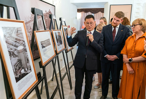 В самом сердце Челябинска открыли фотовыставку о развитии современного Китая