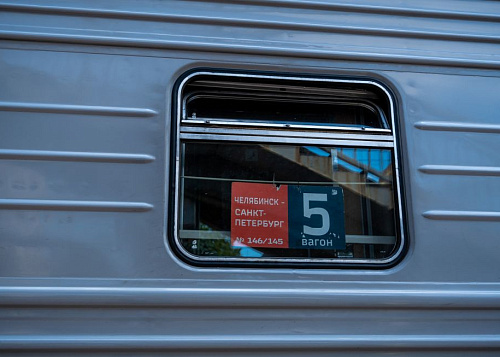 Две уголовки завели на мужчину, вытолкнувшего проводницу из поезда из Челябинска