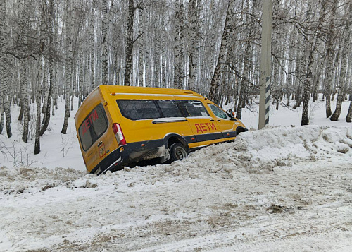 Школьный автобус улетел в кювет под Челябинском: есть погибший