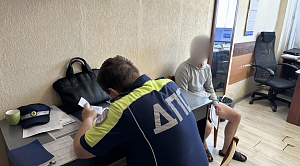 Водителя брошенной после зрелищного ДТП иномарки забрали в полицию Челябинска