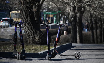 В Челябинске начали забирать неправильно припаркованные самокаты