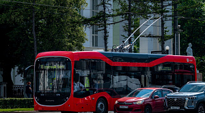 В Челябинске автомобиль врезался в троллейбус