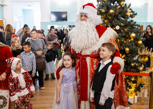 Более 1200 детей посетили рождественские елки мэра Челябинска