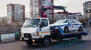 Челябинцев насмешил эвакуатор, увозящий полицейскую машину 